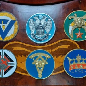 1 Vintage Masonic Kych HOC VINCES METAL BADGES BUTTONS SPES MEA IN DEO EST knights
